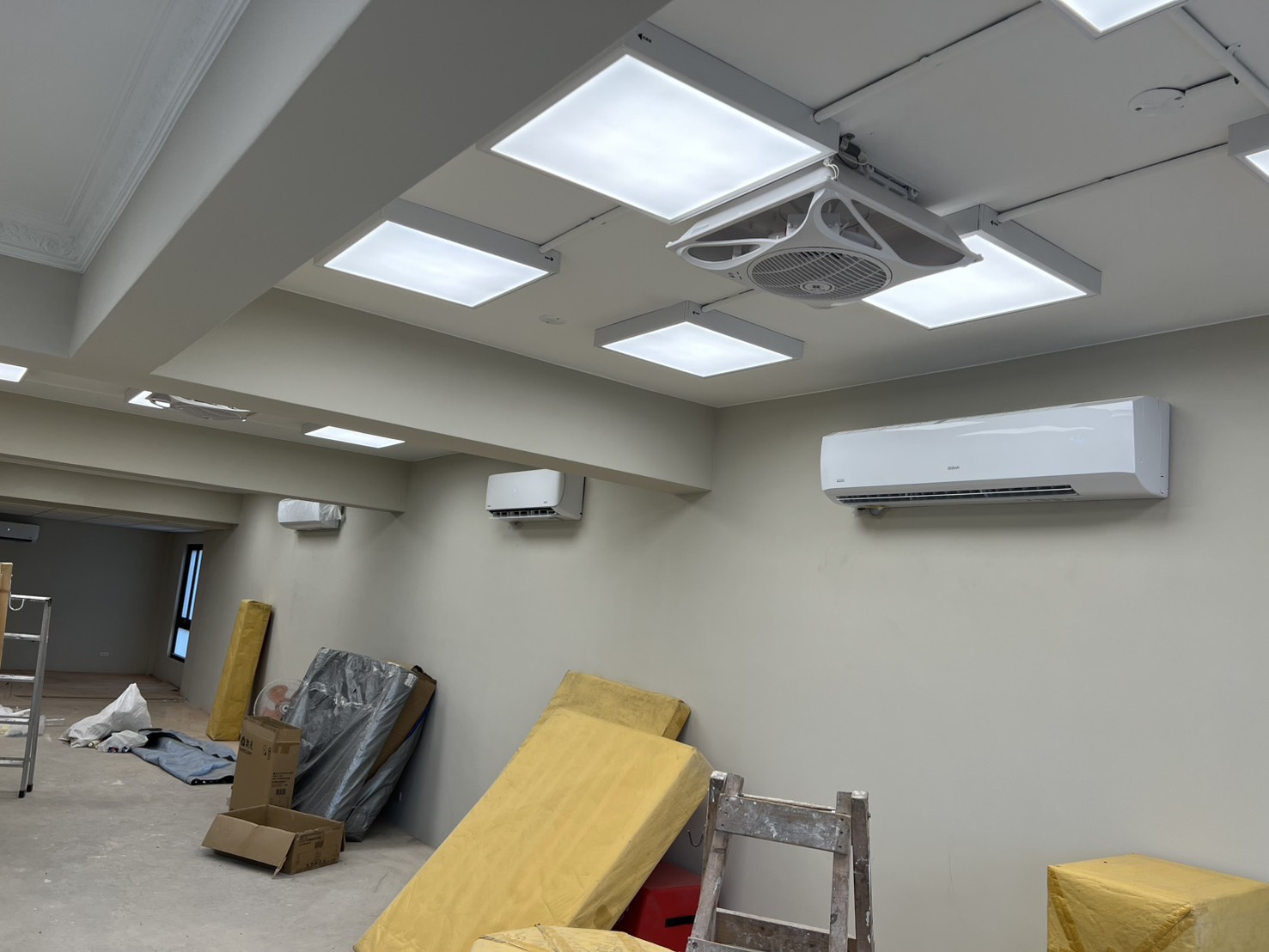 在完成外牆配管與排水高度調整後，營業空間空調系統順利完工，整體配置符合長期使用、穩定性與後續維護需求的成果紀錄