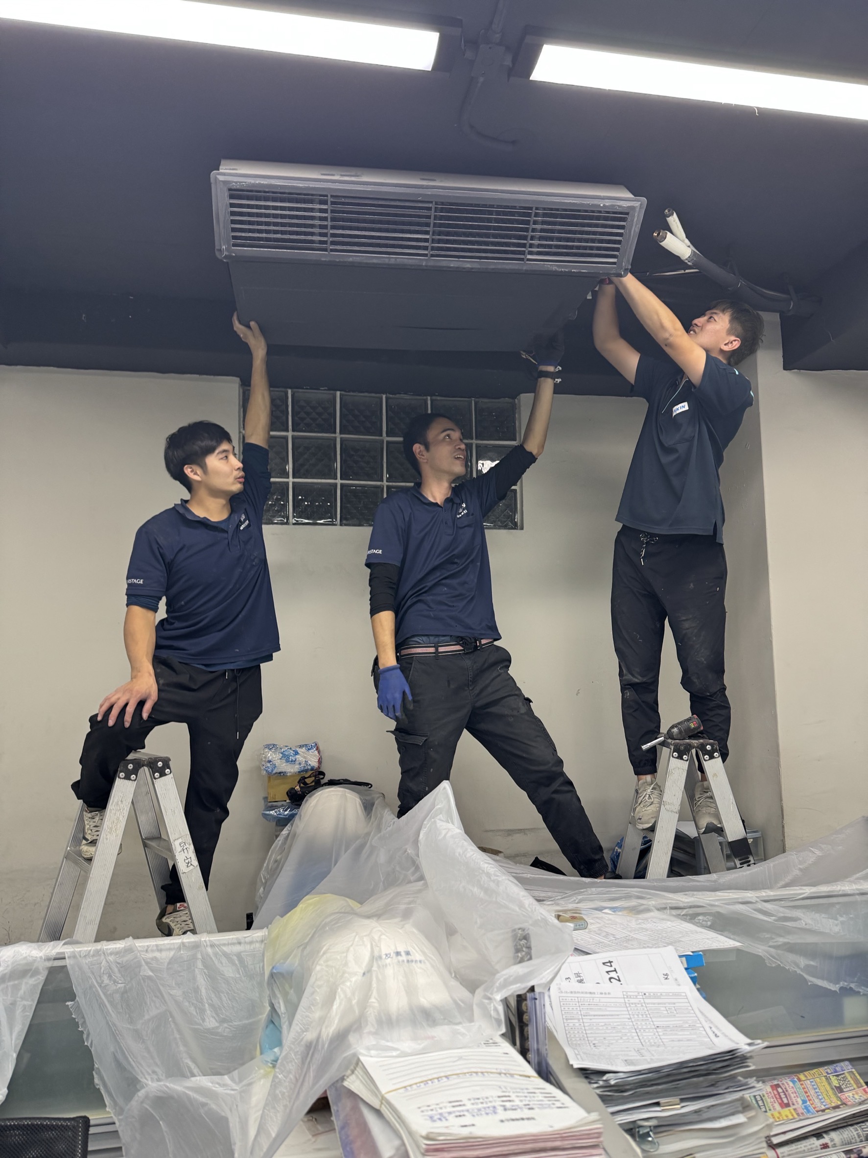 木地板與超耐磨地板要避免梯腳、砂粒與重物拖行,可用防護墊搭配硬質走道分散壓力;石材與磁磚要留意重物撞角與金屬刮痕;特殊漆、木皮與玻璃則不能任意黏貼高黏度膠帶。進場前辨識材質,才能選對防護方式。 有人居住的住宅還要處理寵物、孩童、寢具、電子設備與空氣流通。可先清空工作區、關閉相鄰房門、覆蓋難搬家具,並在鑽孔時局部集塵。若需高空或外牆作業,室內外都要劃定安全範圍。 若發現刮傷或污染,應立即停下來拍照、確認範圍與處理方式,不要先自行擦拭或修補造成二次損害。報價或施工確認單中若已寫明防護範圍、既有瑕疵與責任處理,溝通會更清楚。