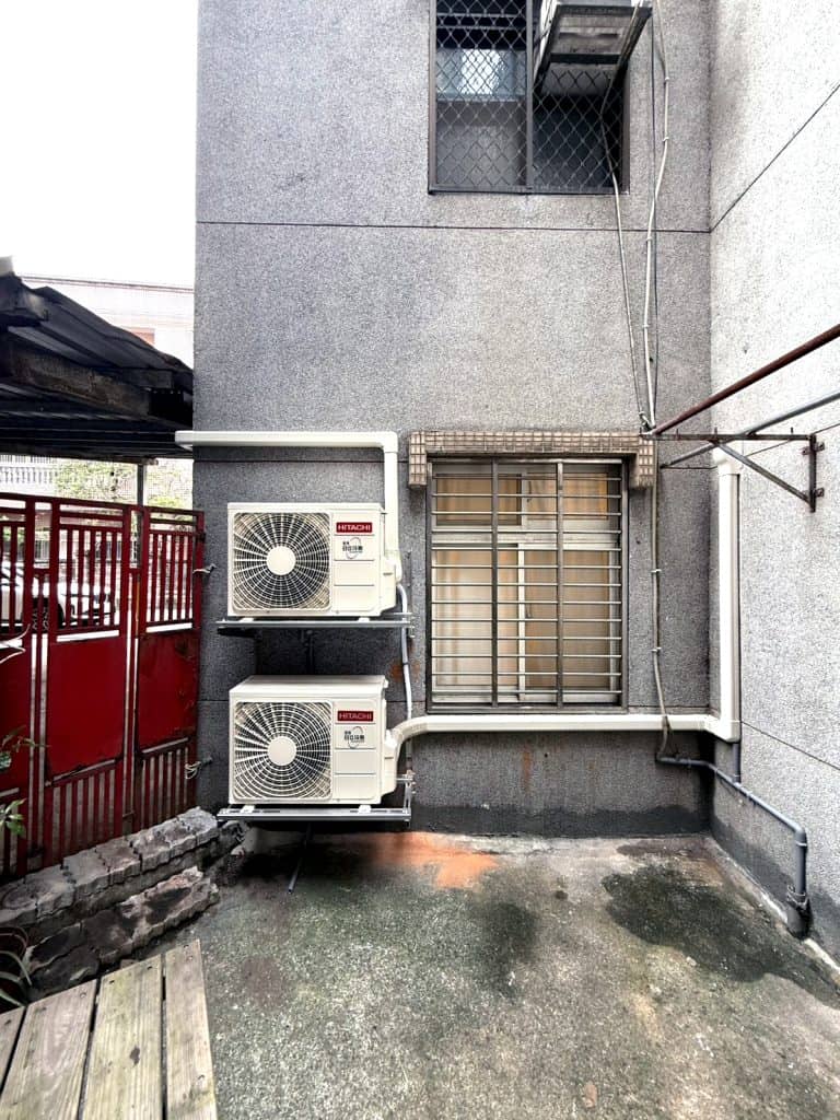 室外機配置是冷氣施工美學中常被忽略的一環。很多屋主只看室內機位置,卻忘了室外機才是散熱與噪音管理的重要設備。室外機若擺放雜亂、間距不足、排風方向錯誤,不只外觀難看,也會影響冷房效率。冷氣需要把室內熱量排到室外,如果室外機熱風回流或散不出去,壓縮機就會更耗電也更容易故障。