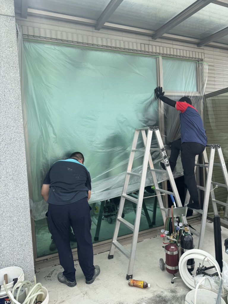 冷氣安裝最容易留下痕跡的位置,是牆面、天花板、門框與家具邊角。師傅搬運室內機和室外機時,機器外箱體積大,若沒有兩人協作或路線規劃,很容易撞到牆角。梯子靠牆、工具靠櫃、鑽孔粉塵沾到特殊漆面,也都可能造成屋主無法接受的痕跡。 特殊塗料、藝術漆、木皮、系統櫃、石材與玻璃隔間,都比一般牆面更需要保護。有些材質一旦刮傷或沾染,很難局部修復,修補痕跡也可能明顯。因此在設計裝修案中,冷氣施工不能只靠師傅小心,而要靠標準防護流程。