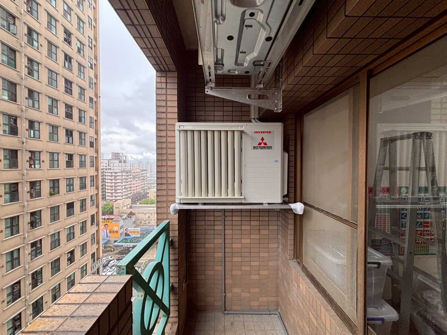 完工照片可以看機體水平、管槽線條、收邊與外機排列；過程照片則能看到銅管保溫、排水坡度、穿牆保護、配線、抽真空與固定方式。若廠商只有遠景美照，卻無法說明隱蔽工序，屋主仍難判斷施工品質。 所謂橫平豎直不是硬把排水管做成無坡度。冷凝水必須順利排出，外觀線條要服從排水、安全與材料彎曲半徑。真正專業的美學，是在工程條件允許的範圍內保持秩序，而不是為了照片犧牲功能。 驗收可從五個方向進行：室內機是否水平與不直吹、排水測試是否通過、管槽與穿牆孔是否收邊、室外機是否穩固且散熱充足、運轉是否有異音或震動。再加上施工照片與報價明細，才形成可追溯的完整紀錄。
