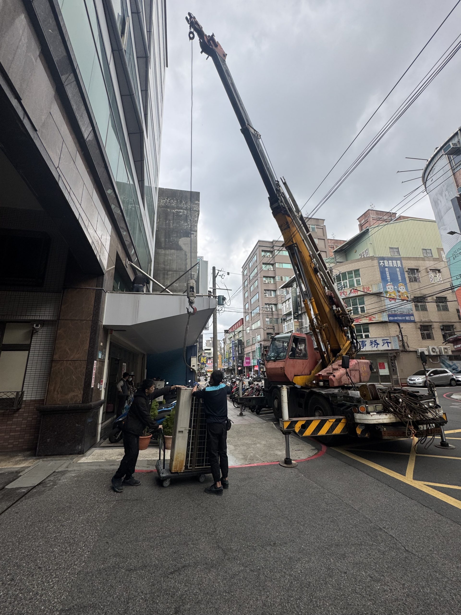 原廠與施工單位都需要聯絡時,怎麼避免重複報修?